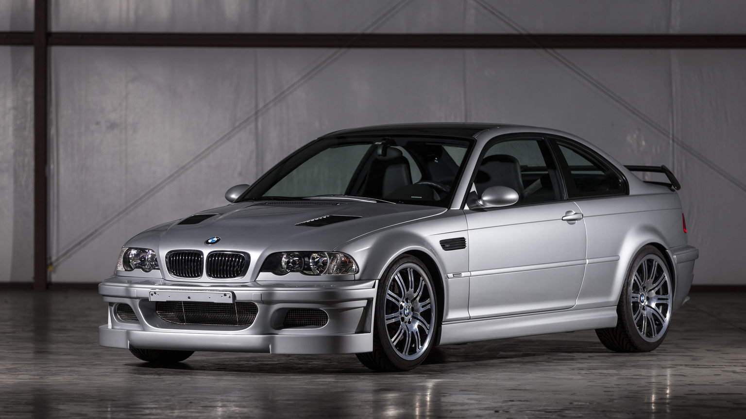 BMW M3 GTR Price: Giá Bán, Thông Số và Mọi Điều Cần Biết Về Huyền Thoại Đường Phố 4 bmw m3 gtr price - Hình 1