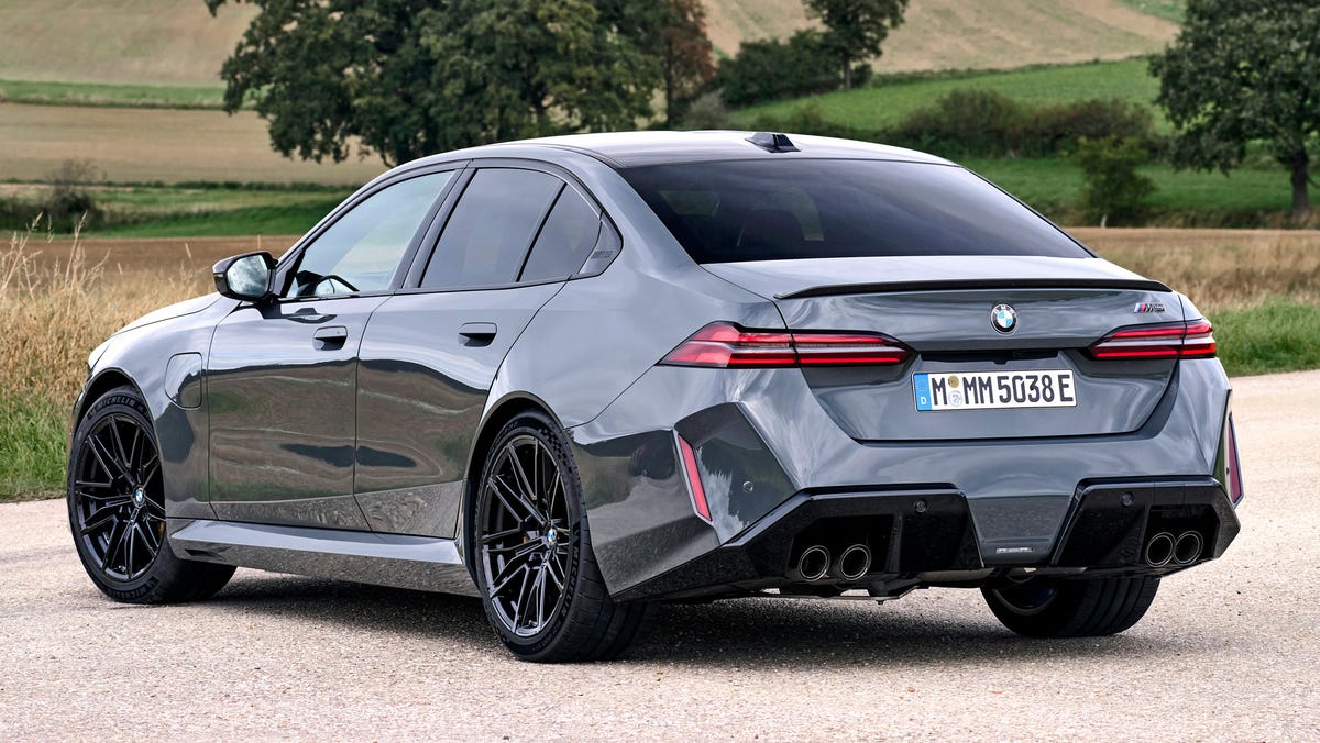 BMW M5: Huyền Thoại Sedan Hiệu Suất Cao Đã Định Nghĩa Lại Chuẩn Mực 3 bmw m5 - Hình 3