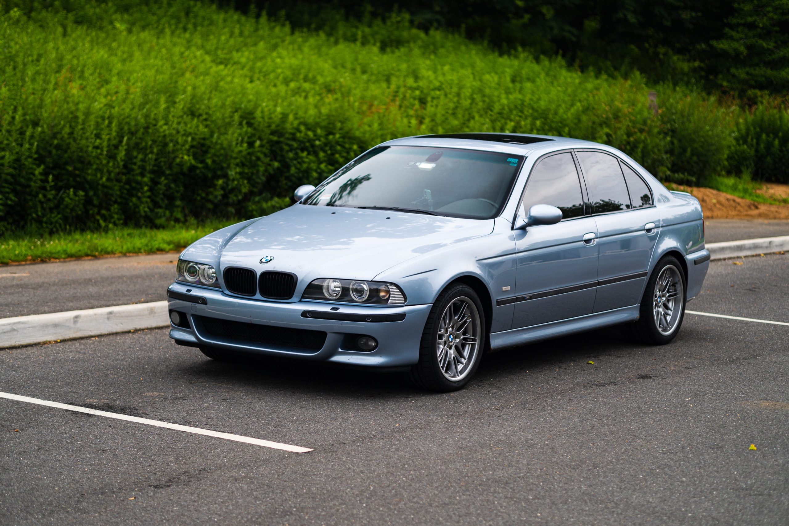 BMW M5 E39: Huyền Thoại Sedan Hiệu Suất Cao Vượt Thời Gian 3 bmw m5 e39 - Hình 2