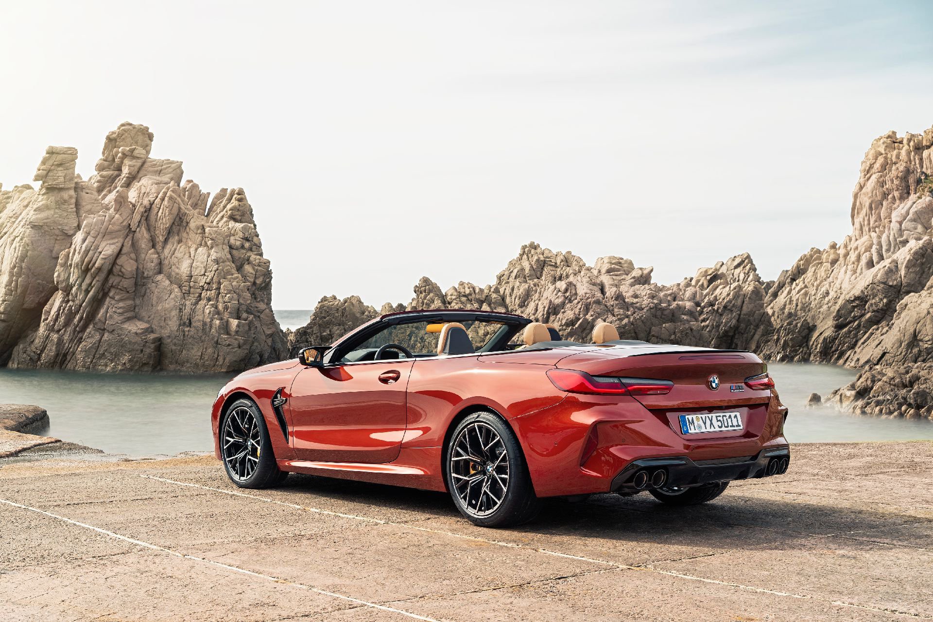 BMW M8 Convertible: Đỉnh Cao Xa Xỉ Và Hiệu Năng Trên Từng Cây Số 4 bmw m8 convertible - Hình 2