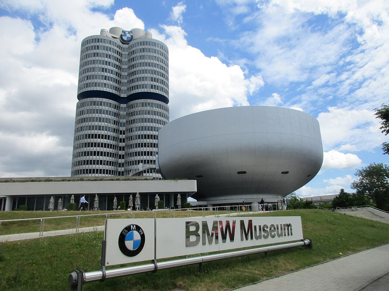 Khám Phá BMW Museum: Hành Trình Xuyên Suốt Lịch Sử Huyền Thoại Xe Đức 5 bmw museum - Hình 1