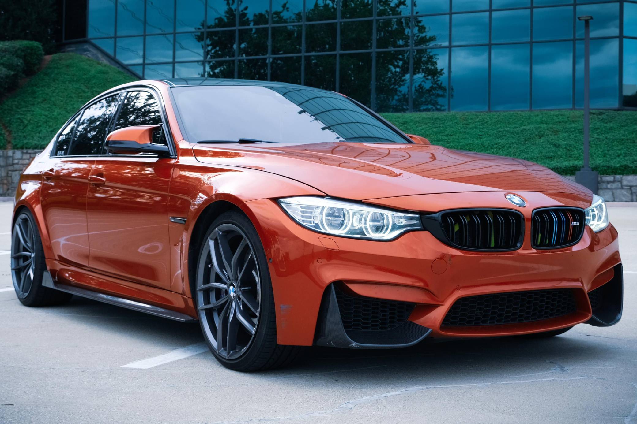 BMW Orange: Sắc Màu Cá Tính Làm Nên Tuyên Ngôn Phong Cách Trên Từng Cung Đường 2 bmw orange - Hình 2