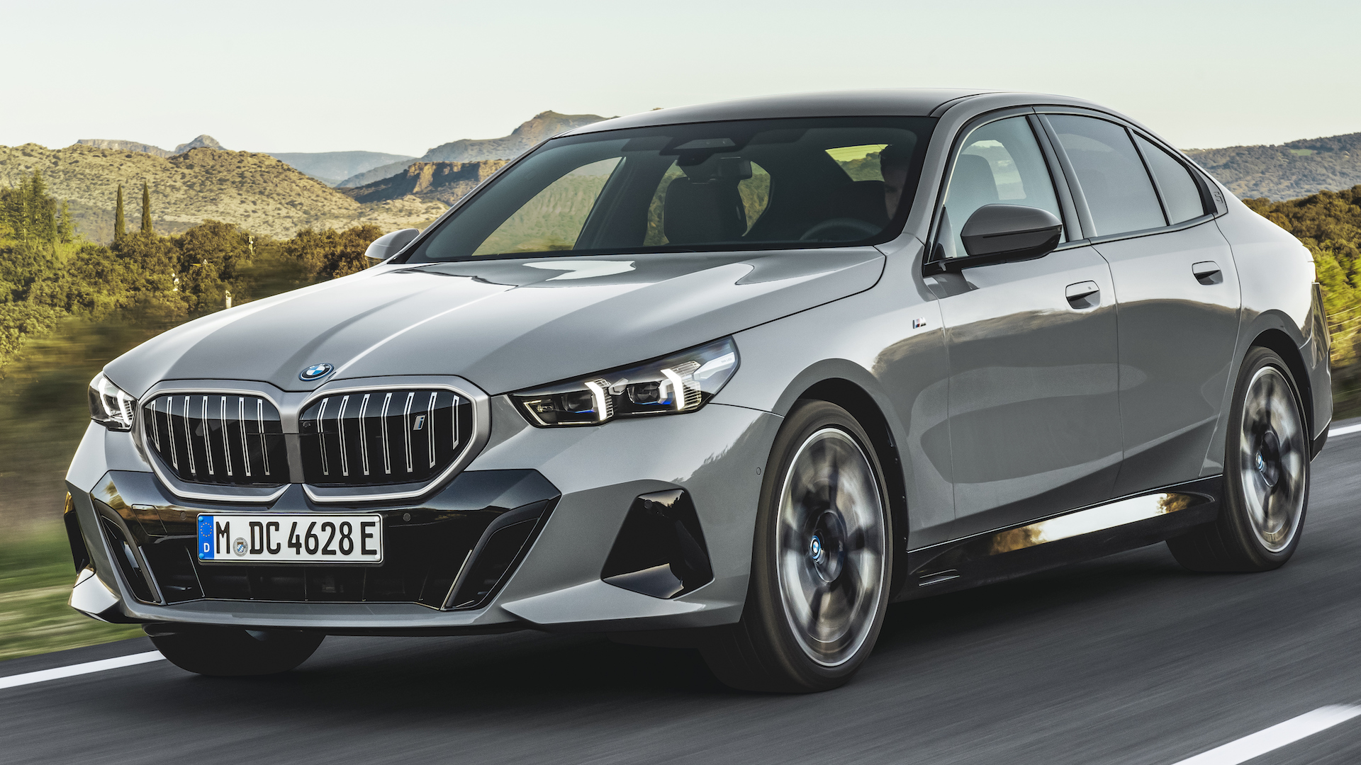 BMW V8: Hành Trình Của Cỗ Máy Tám Xi-Lanh Huyền Thoại 3 bmw v8 - Hình 2