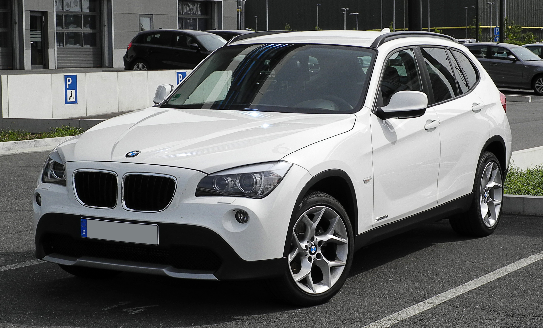 BMW X1 E84: Đánh giá chi tiết từ thiết kế, động cơ đến trải nghiệm vận hành 4 bmw x1 e84 - Hình 2