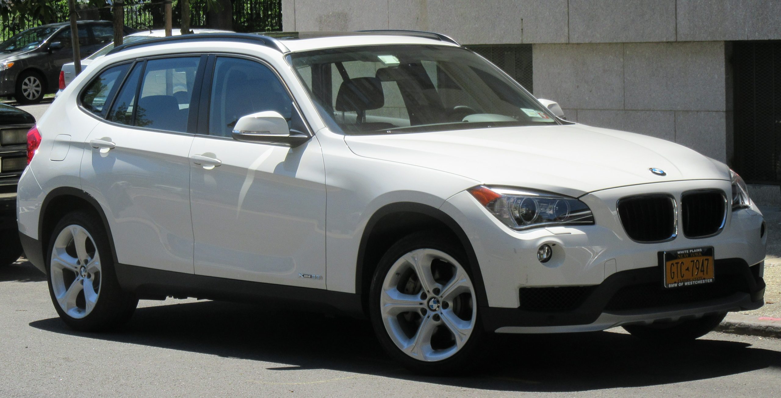 BMW X1 E84: Đánh giá chi tiết từ thiết kế, động cơ đến trải nghiệm vận hành 5 bmw x1 e84 - Hình 1
