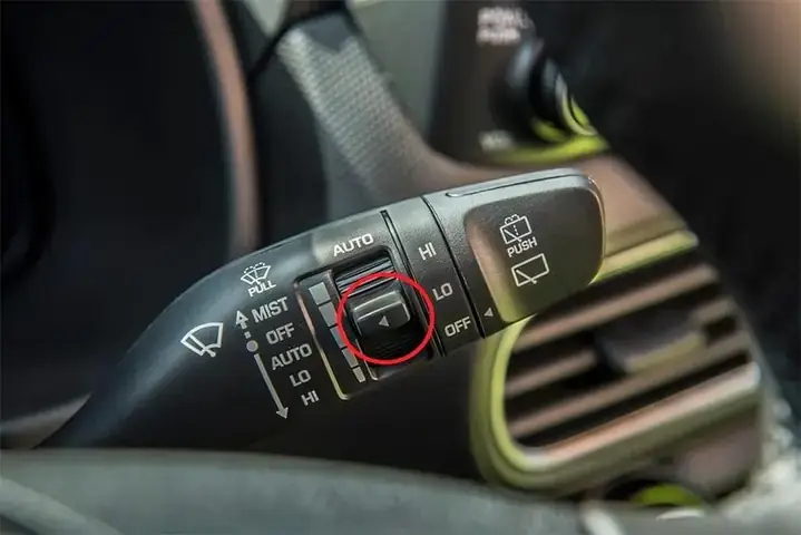 Hướng Dẫn Chi Tiết Cách Phun Nước Rửa Kính Xe Ô Tô Mazda 3 Hiệu Quả