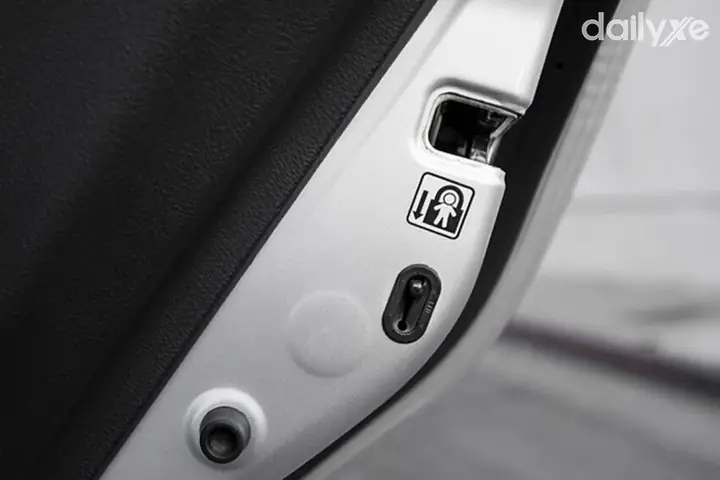 Cách Sử Dụng Khóa Cửa Trẻ Em Trên Xe Mazda: Hướng Dẫn Chi Tiết Cho Phụ Huynh An Toàn