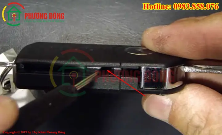 Hướng Dẫn Chi Tiết Cách Thay Pin Chìa Khóa Ô Tô Mazda 3 Tại Nhà