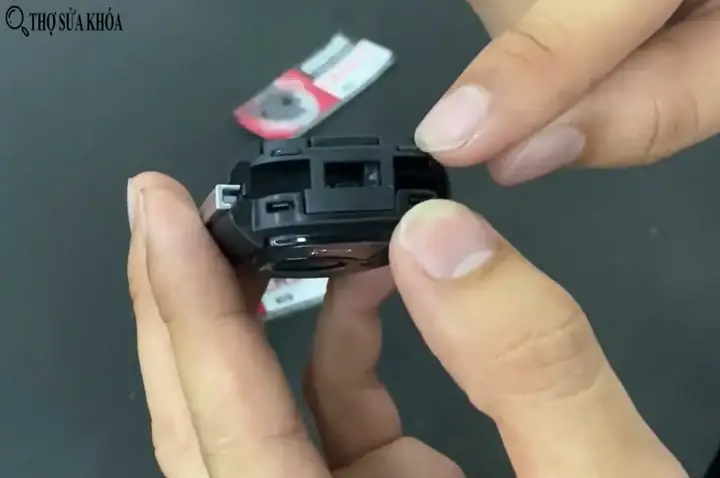 Hướng Dẫn Chi Tiết Cách Thay Pin Chìa Khóa Ô Tô Mazda 3 Tại Nhà