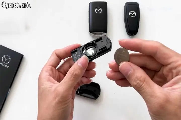 Hướng Dẫn Chi Tiết Cách Thay Pin Chìa Khóa Ô Tô Mazda 3 Tại Nhà
