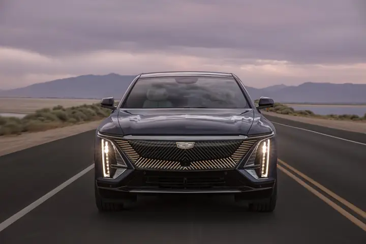 Cadillac Toyota: So Sánh Tổng Quan Các Dòng Xe Sang Và Bền Bỉ Của Hai Thương Hiệu