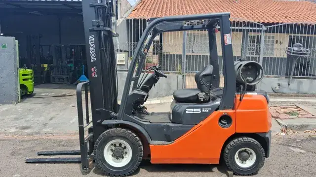 Empilhadeira Toyota: Tổng Quan Về Dòng Xe Nâng Công Nghiệp Hàng Đầu