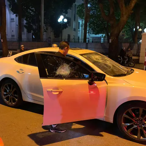 Vụ Việc Con Trai Dùng Gậy Golf Đập Mazda 6: Góc Nhìn Đa Chiều Và Bài Học Cần Rút Ra