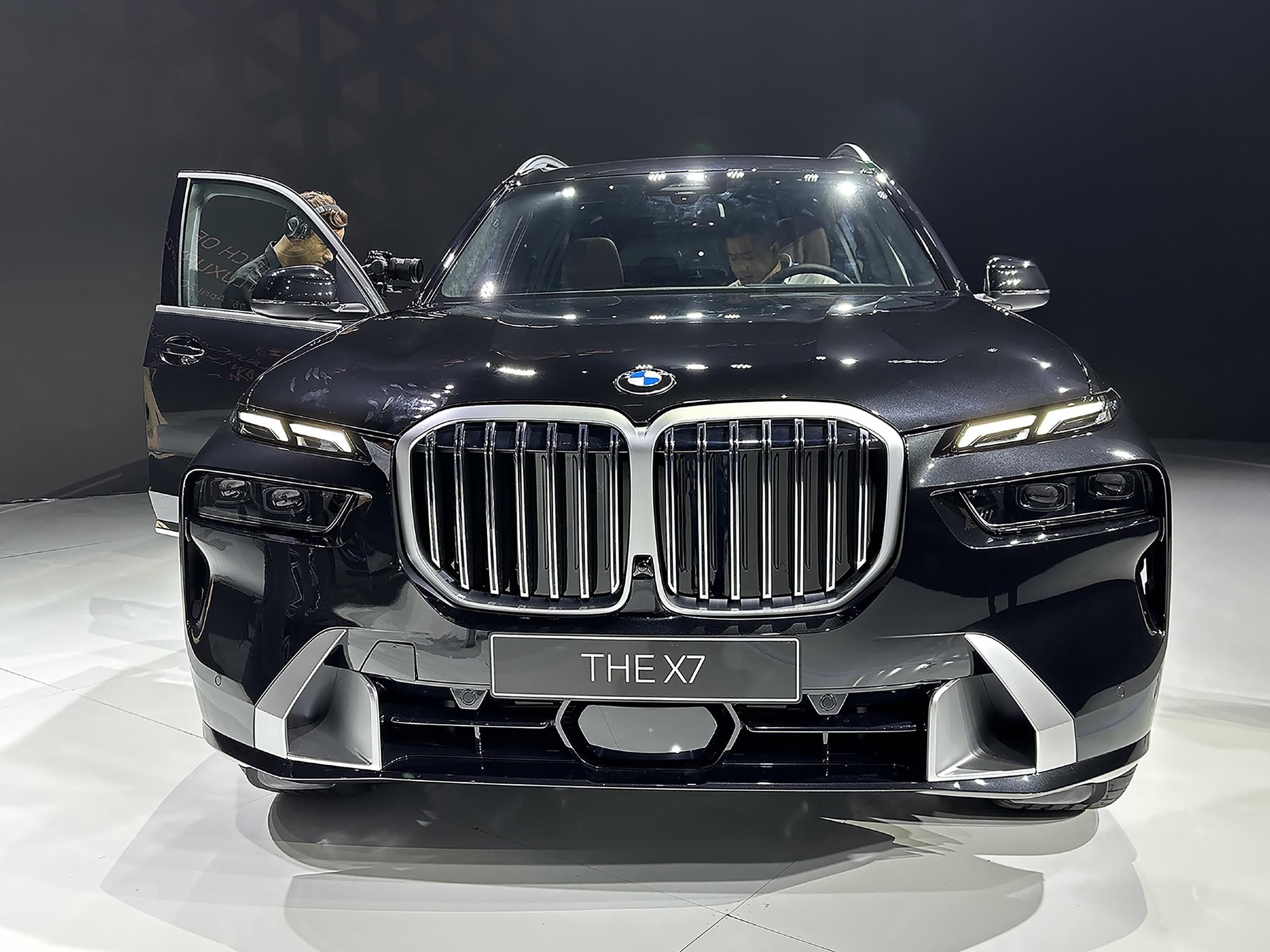 Giá bán BMW X7 mới nhất 2024: Bảng giá chi tiết và phân tích chuyên sâu 1 giá bán bmw x7 - Hình 5