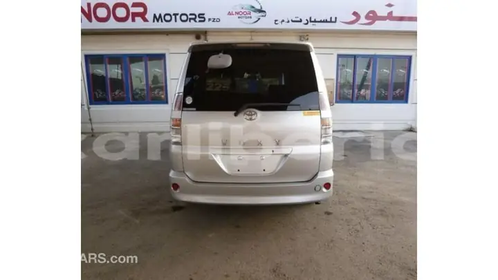 Import Toyota Voxy: Cơ Hội Kinh Doanh Và Những Điều Cần Biết Khi Nhập Khẩu Xe Hơi Nhật Bản