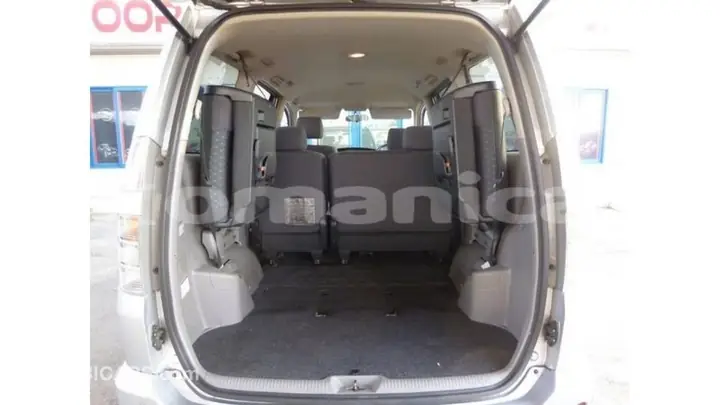 Import Toyota Voxy: Cơ Hội Kinh Doanh Và Những Điều Cần Biết Khi Nhập Khẩu Xe Hơi Nhật Bản