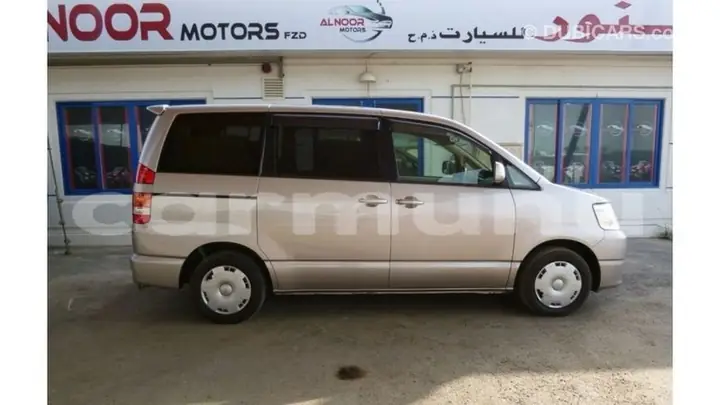 Import Toyota Voxy: Cơ Hội Kinh Doanh Và Những Điều Cần Biết Khi Nhập Khẩu Xe Hơi Nhật Bản
