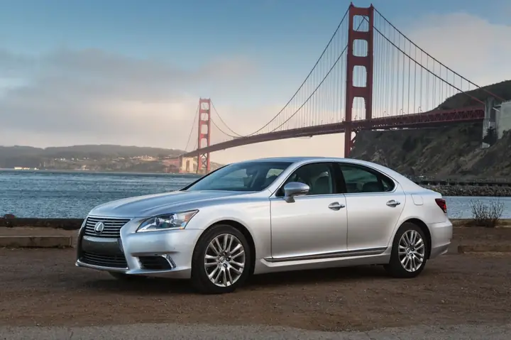 Lexus Và Toyota: Hai Thế Giới, Một Gia Đình – So Sánh Đầy Đủ Giữa Hai Thương Hiệu Ô Tô Hàng Đầu