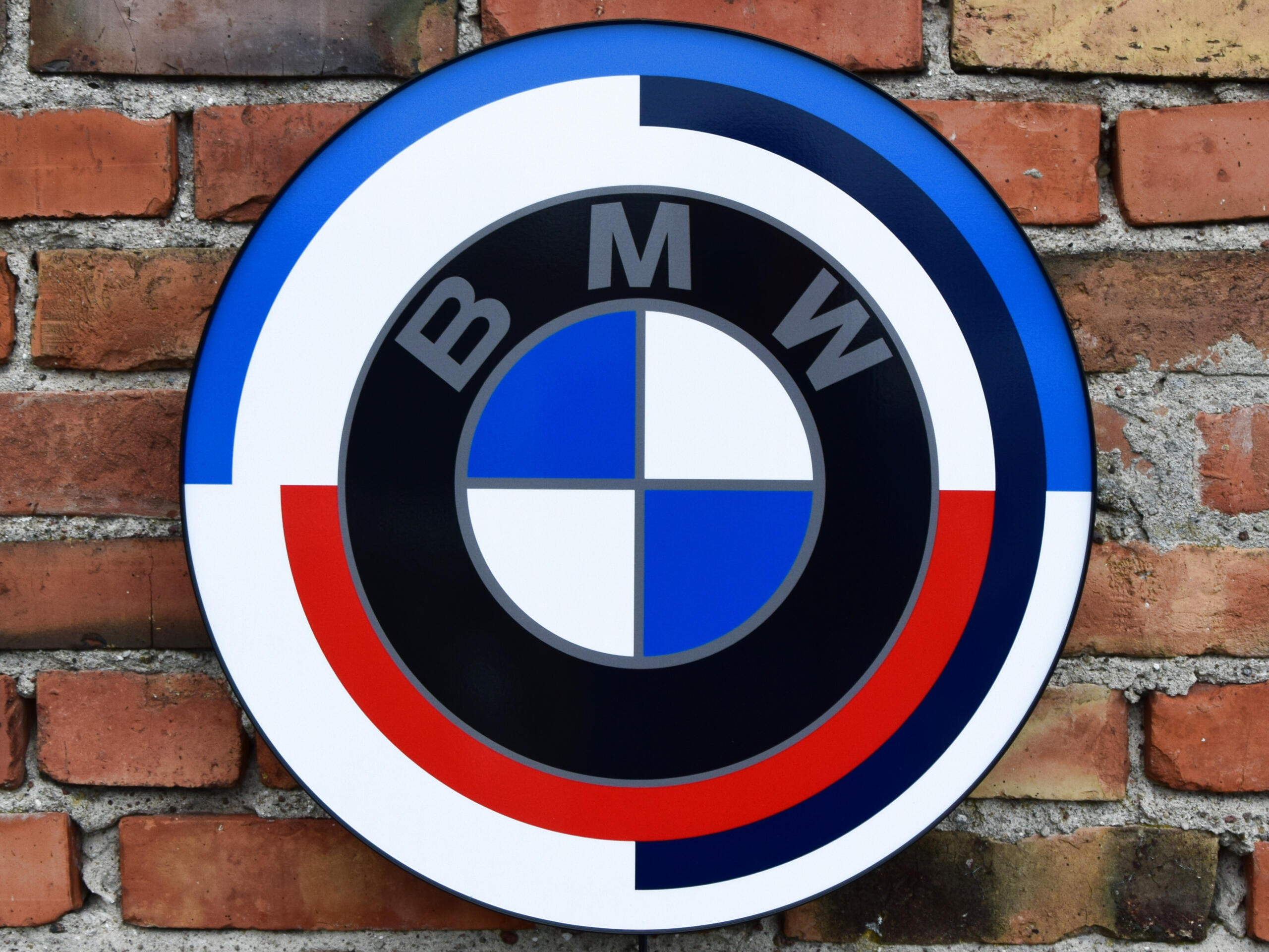 Logo BMW: Hành Trình 100 Năm Của Biểu Tượng Cánh Quạt Xoay Và Ý Nghĩa Thực Sự 2 logo bmw - Hình 4