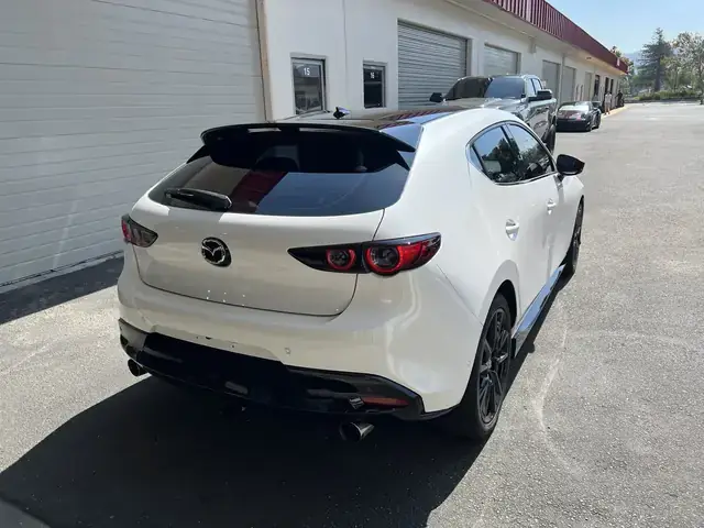 Mazda 3 Màu Trắng: Khám Phá Sự Khác Biệt Giữa Trắng Thông Thường Và Trắng Snowflake