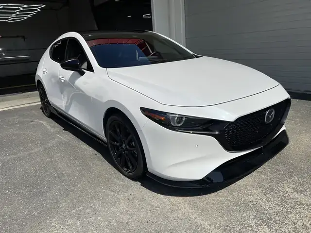 Mazda 3 Màu Trắng: Khám Phá Sự Khác Biệt Giữa Trắng Thông Thường Và Trắng Snowflake
