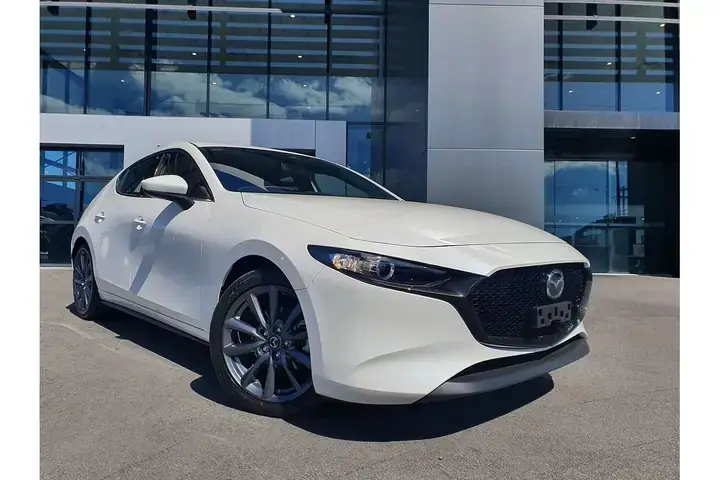 Mazda 3 Màu Trắng: Khám Phá Sự Khác Biệt Giữa Trắng Thông Thường Và Trắng Snowflake