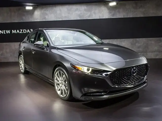 Mazda 3 So Sánh Màu Xám Và Màu Bạc: Đâu Là Lựa Chọn Tinh Tế Cho Bạn?
