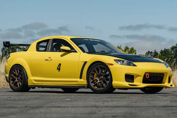 Mazda Rx-8 Trắng Mờ Cùng Mâm Vàng: Sự Kết Hợp Độc Đáo Cho Chiếc Xe Biểu Tượng