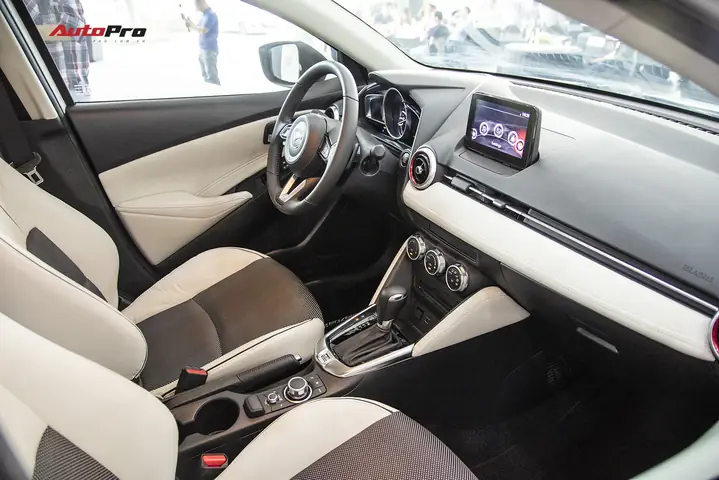 Nội Thất Bên Trong Xe Mazda Màu Trắng: Sang Trọng, Hiện Đại Và Hợp Xu Hướng