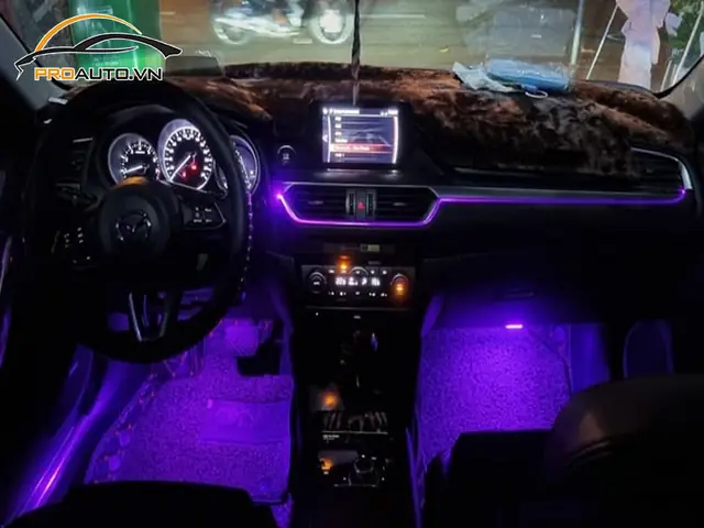 Khám Phá Nội Thất Mazda 6 Màu Đen: Nâng Tầm Trải Nghiệm Sang Trọng Dưới Ánh Đèn Đêm