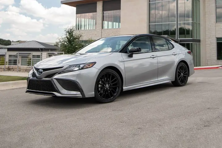 Silver Toyota Camry: Tổng Quan Chi Tiết Về Mẫu Xe Sedan Sang Trọng