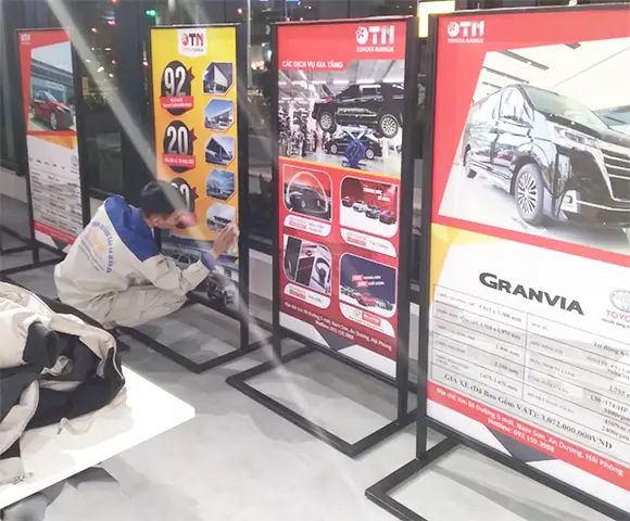 Standee Toyota: Hướng Dẫn Toàn Diện Về Đèn Quảng Cáo Dán Tường Cho Doanh Nghiệp