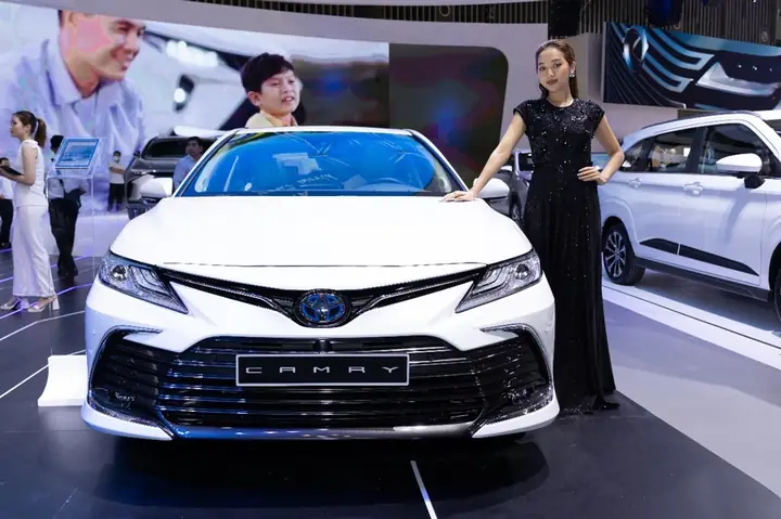 Toyota Camry Hybrid: Tổng Quan, Công Nghệ Và Lợi Ích Cho Người Dùng