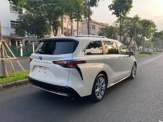 Toyota Caravan: Tổng Quan Và Những Điều Cần Biết Khi Chọn Xe Hơi Gia Đình