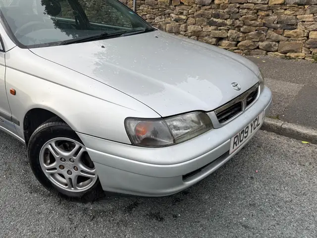 Toyota Carina E – Tổng Quan Chi Tiết Về Mẫu Sedan Huyền Thoại Của Nhật Bản