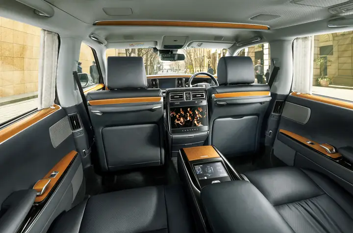 Toyota Century – Tất Cả Những Gì Bạn Cần Biết Về Biểu Tượng Xe Sang Nhật Bản