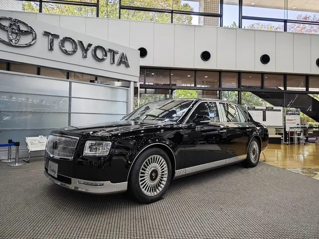 Toyota Century – Tất Cả Những Gì Bạn Cần Biết Về Biểu Tượng Xe Sang Nhật Bản