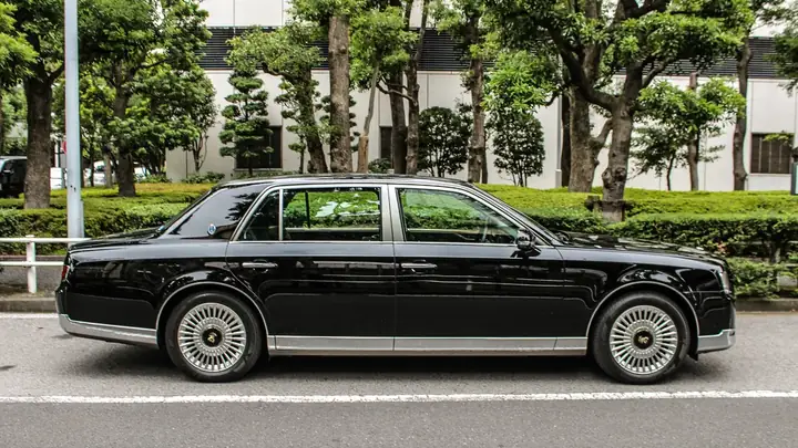 Toyota Century Royal – Tất Tần Tật Về Mẫu Sedan Sang Trọng Nhất Của Nhật Bản