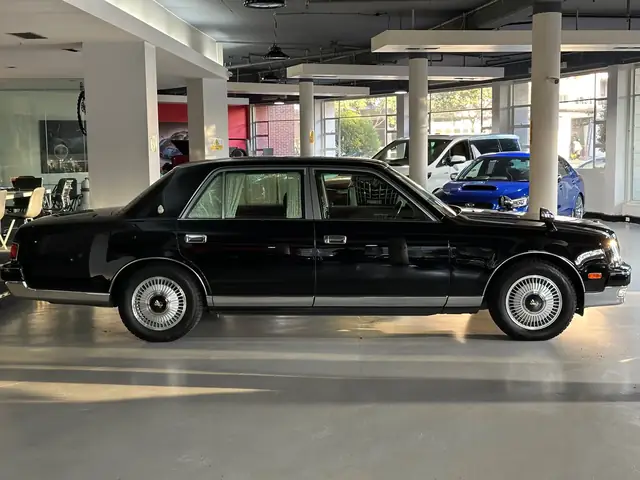 Toyota Century V12: Định Nghĩa, Lịch Sử Và Những Đặc Điểm Nổi Bật