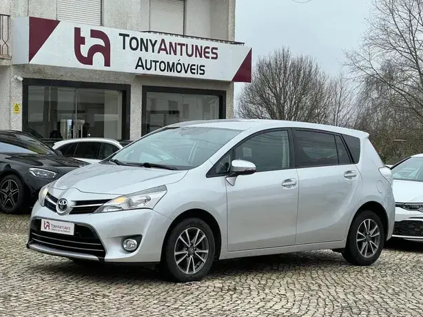 Toyota Coimbra Là Gì? Tìm Hiểu Đầy Đủ Về Mẫu Xe Và Đặc Điểm