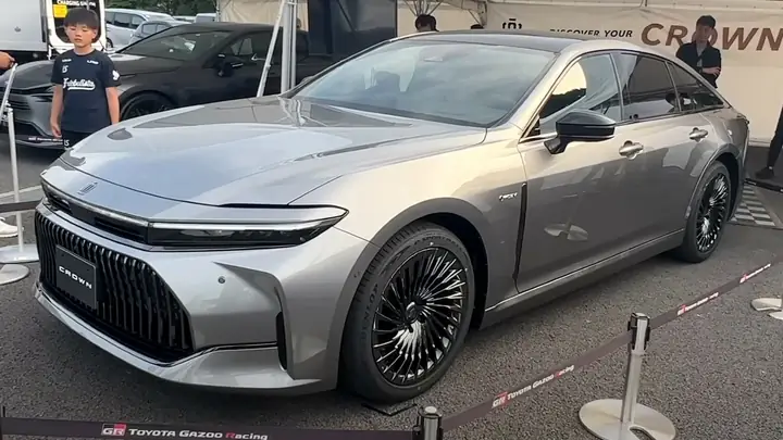 Toyota Crown Japan: Tổng Quan Chi Tiết Về Mẫu Sedan Hạng Sang Của Nhật Bản