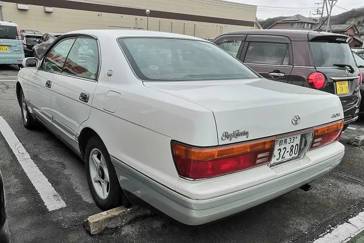 Toyota Crown S140: Tổng Quan Và Đặc Điểm Nổi Bật