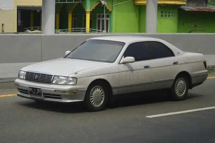 Toyota Crown S140: Tổng Quan Và Đặc Điểm Nổi Bật