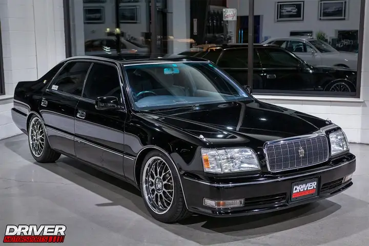 Toyota Crown V8: Tổng Quan Chi Tiết Về Dòng Xe Sang Hạng Trung Của Toyota
