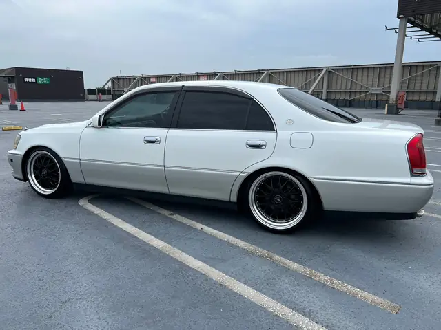 Toyota Crown V8: Tổng Quan Chi Tiết Về Dòng Xe Sang Hạng Trung Của Toyota