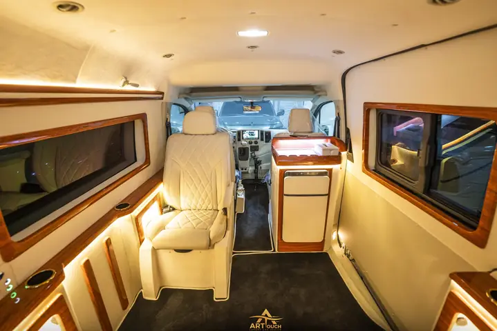 Toyota Hiace Interior: Tổng Quan Chi Tiết Về Không Gian Nội Thất Hiện Đại
