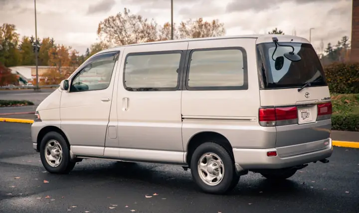 Toyota Hiace Regius – Tổng Quan Chi Tiết Về Mẫu Xe Đa Năng