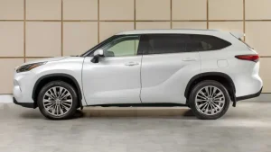 Toyota Highlander & Prado: So Sánh Chi Tiết, Lựa Chọn Thông Minh Cho Người Tiêu Dùng Việt Nam
