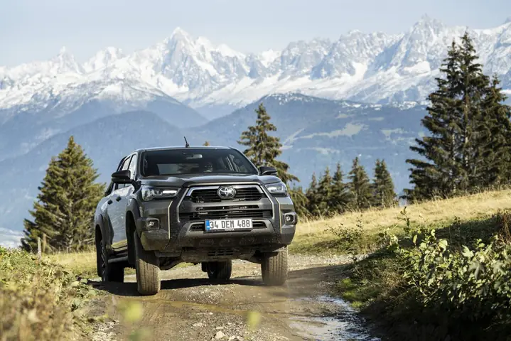 Toyota Hilux Review – Đánh Giá Chi Tiết Và So Sánh Với Đối Thủ Cùng Phân Khúc