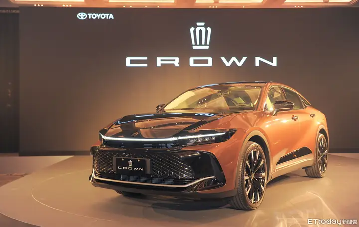 Toyota Crown – Tất Cả Những Điều Bạn Cần Biết Về Dòng Sedan Sang Trọng Của Toyota